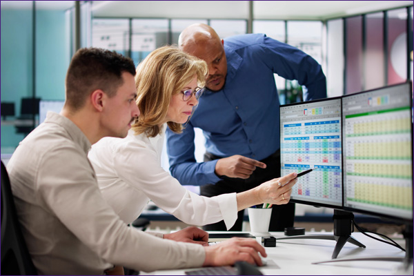 Trainer leading new users.